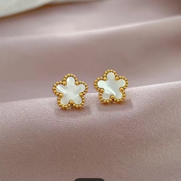 NWOT Clover  Five Petal Flower Earring Studs Made of Mother of Pearl and 18K GP - Picture 4 of 16